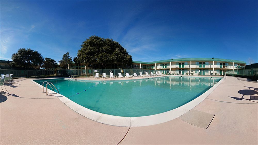 Texas Inn & Suites Дентън Екстериор снимка
