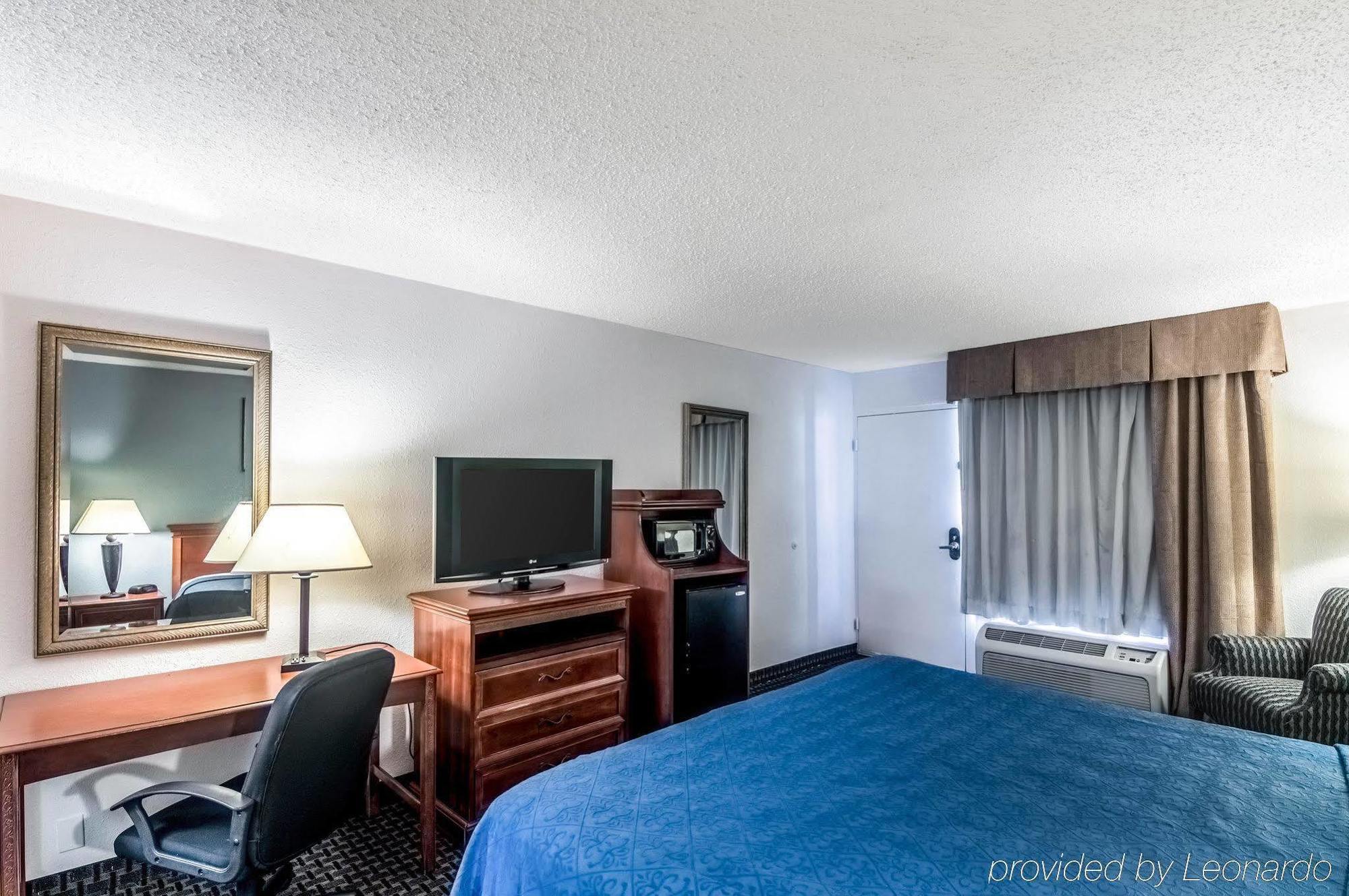 Texas Inn & Suites Дентън Екстериор снимка