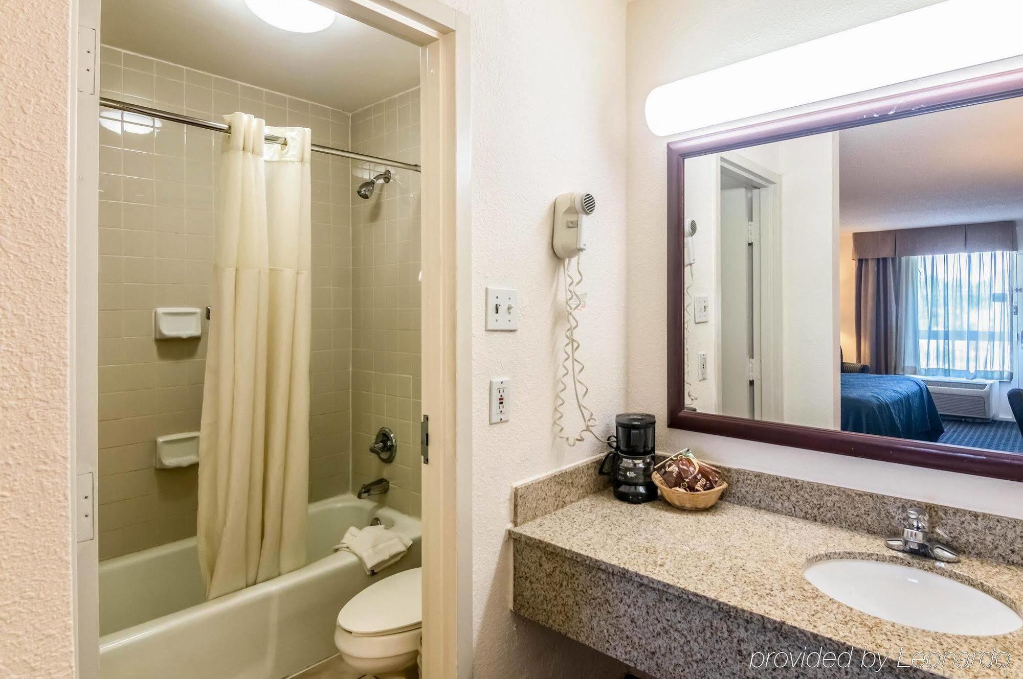 Texas Inn & Suites Дентън Екстериор снимка